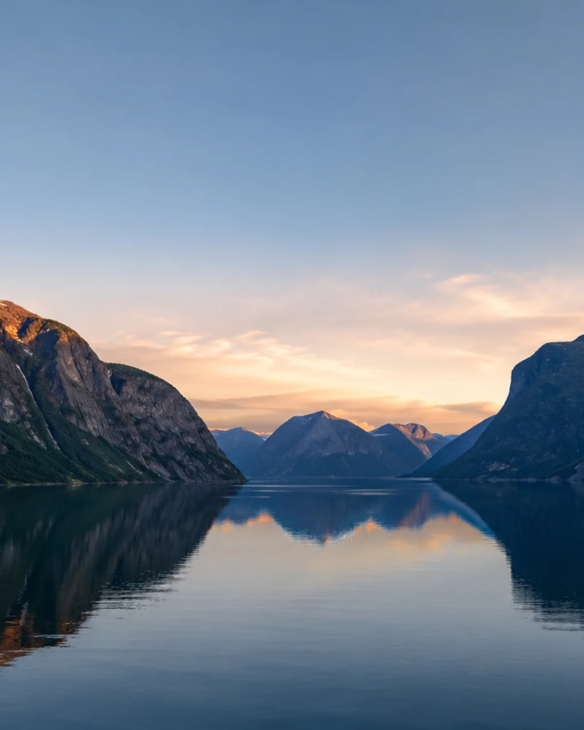 Norvegia: fiordo con acque specchianti